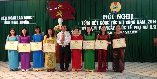 Truong-Van-Loc-tang-Bang-khen-cho-tap-the-va-ca-nhan-Gioi-viec-nuoc-đam-viec-nha-2014.jpg