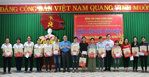 Anh-Dung-va-Anh-Khai-tang-qua-cho-cong-nhan-lao-đong-nhan-dip-Tet-Canh-ty-2020-đang.jpg