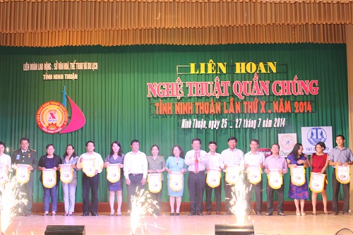 Luu-Xuan-Vinh-tang-co-luu-niem-cho-cac-Đoan-tham-gia-Lien-hoan-Nghe-thuat-quan-chung-tinh-Ninh-Thuan-lan-thu-X_2014.jpg