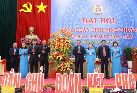 Đ/c Nguyễn Đình Khang - Ủy viên Trung ương Đảng, Chủ tịch Tổng LĐLĐ Việt Nam tặng hoa chúc mừng Đại hội