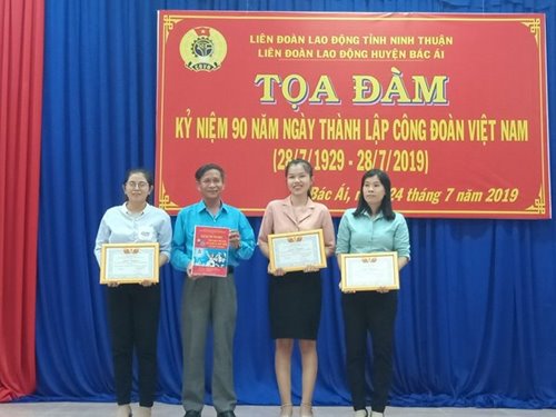 Đong-chi-Đinh-Van-Nhi-trao-giai--cuoc-thi-Viet-Tim-hieu-Cong-đoan-Viet-Nam---90-nam-xay-dung-va-phat-trien.jpg